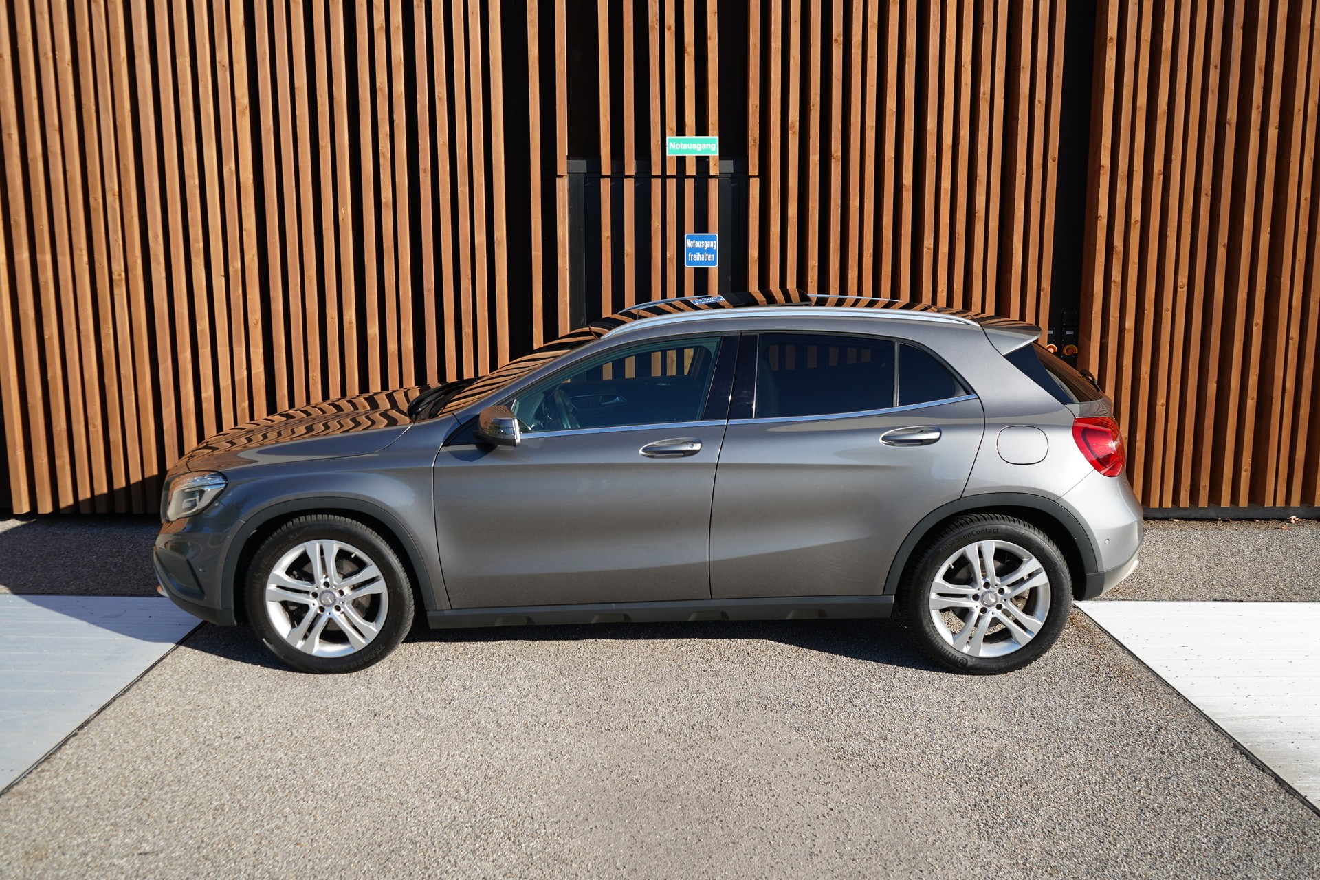 MERCEDES-BENZ GLA 250 URBAN 4MATIC 7G-DCT l 211 PS-image-4