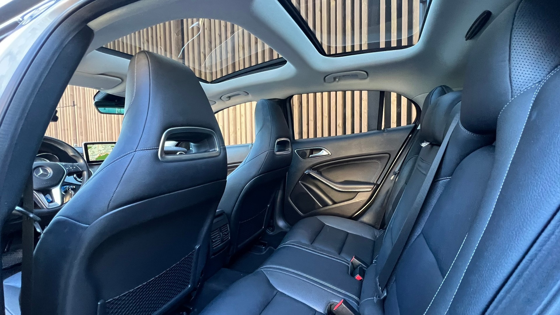 MERCEDES-BENZ GLA 250 URBAN 4MATIC 7G-DCT l 211 PS-image-26