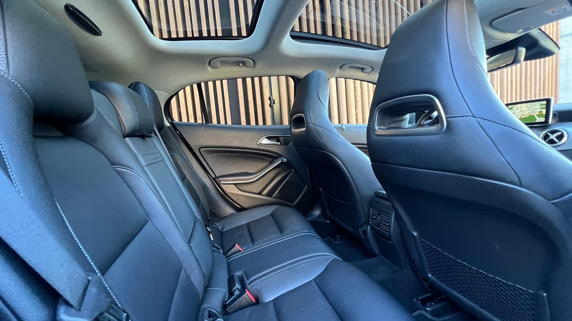 MERCEDES-BENZ GLA 250 URBAN 4MATIC 7G-DCT l 211 PS-image-27
