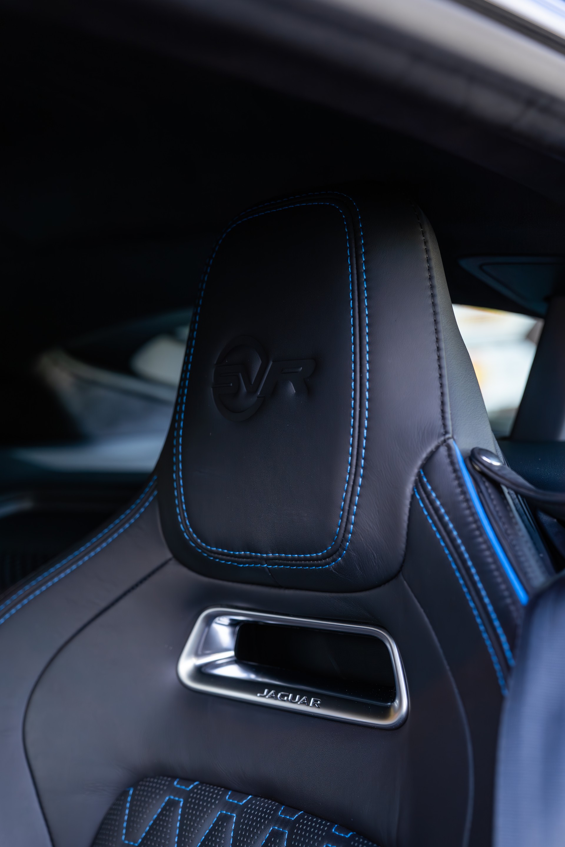 JAGUAR F-Type 5.0 V8 S/C SVR AWD (CH) 4x4-image-10