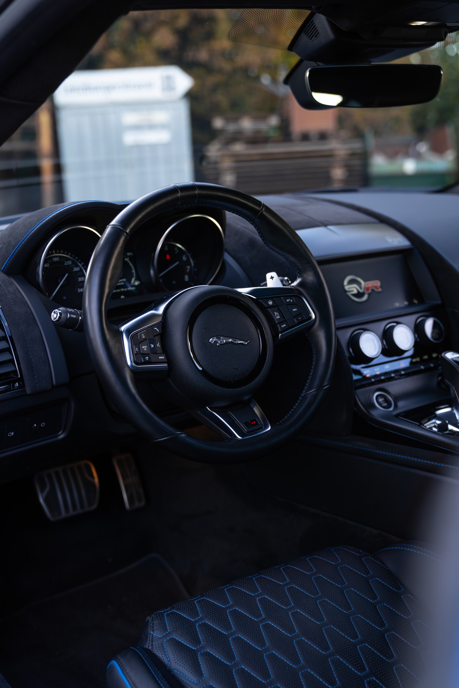 JAGUAR F-Type 5.0 V8 S/C SVR AWD (CH) 4x4-image-9