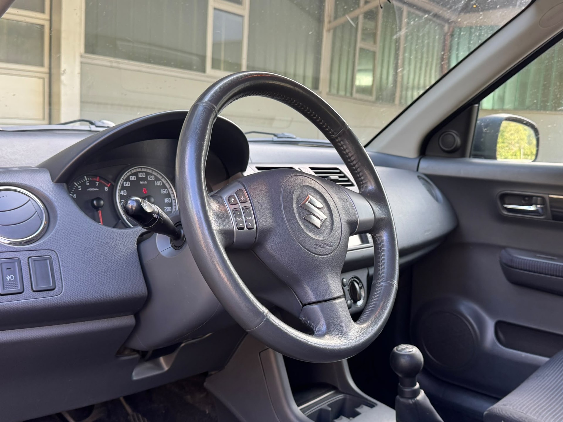 SUZUKI Swift 1.3i 16V GL Top 4x4-image-6