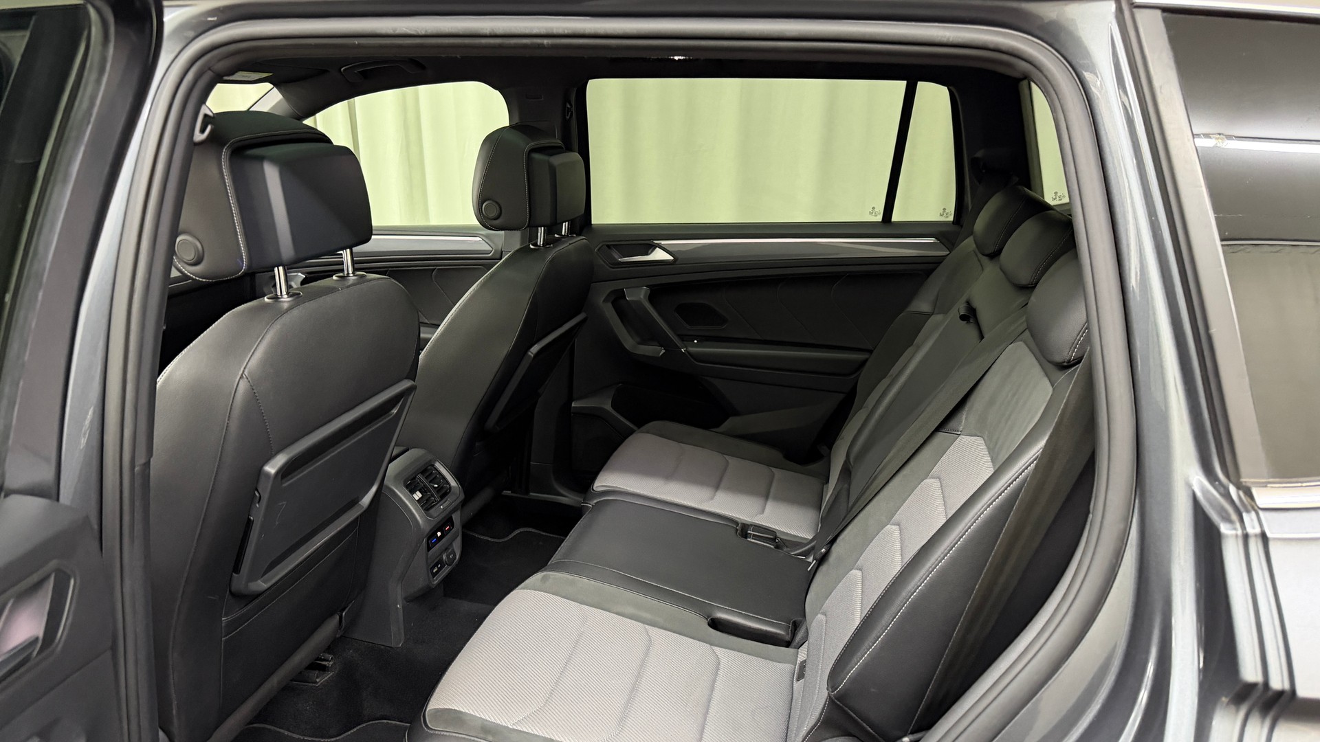 VW Tiguan Allspace 2.0TSI R-Line Highline 4Motion DSG-image-7