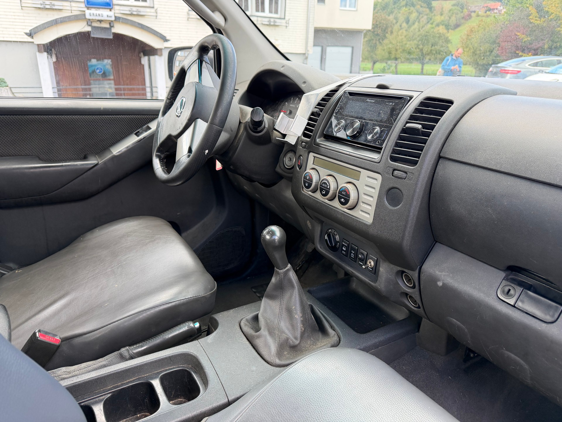 NISSAN Navara King Cab LE 2.5 dCi 4WD-image-8