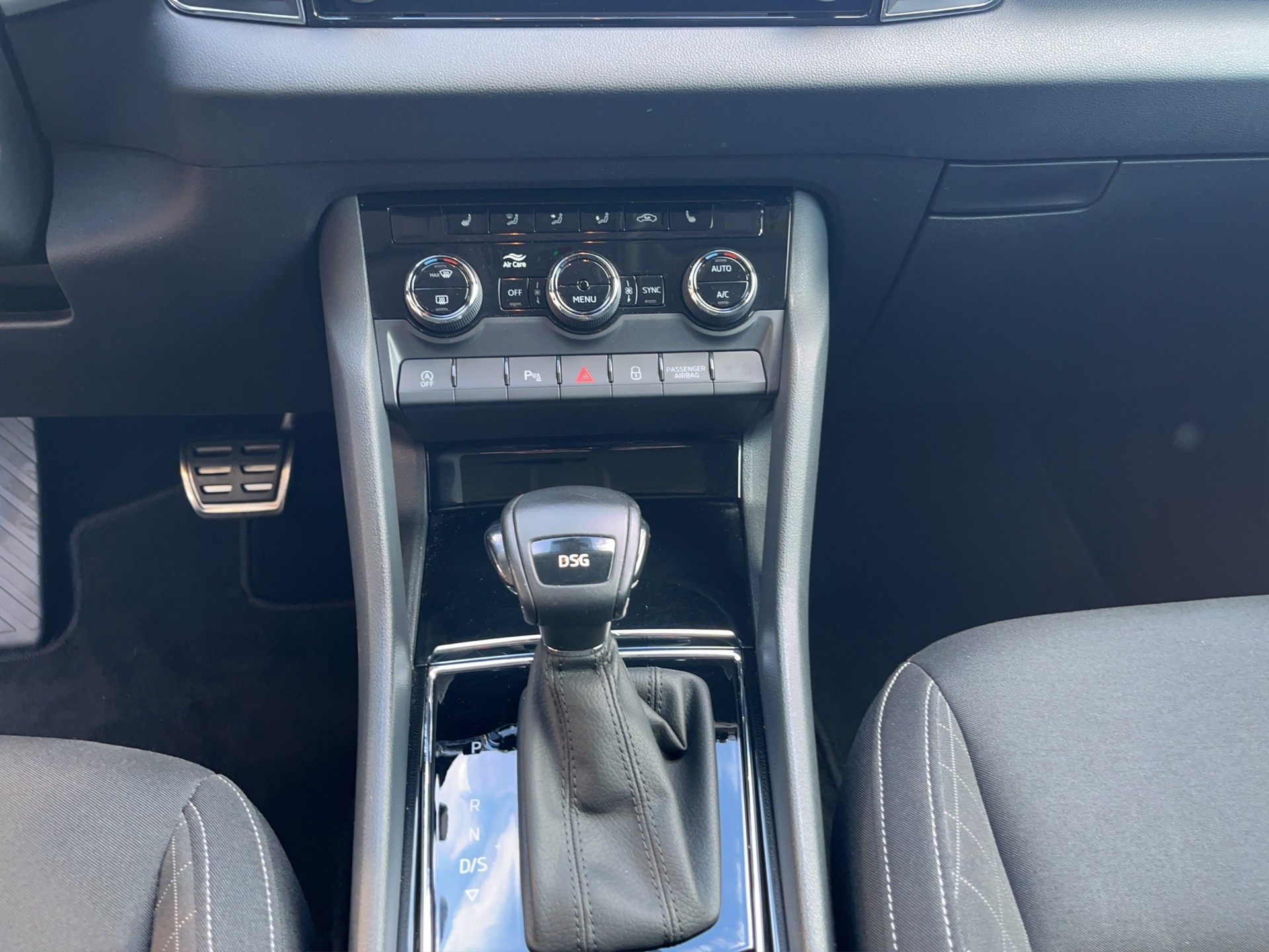 SKODA Karoq 1.5 TSI ACT Ambition DSG-image-15