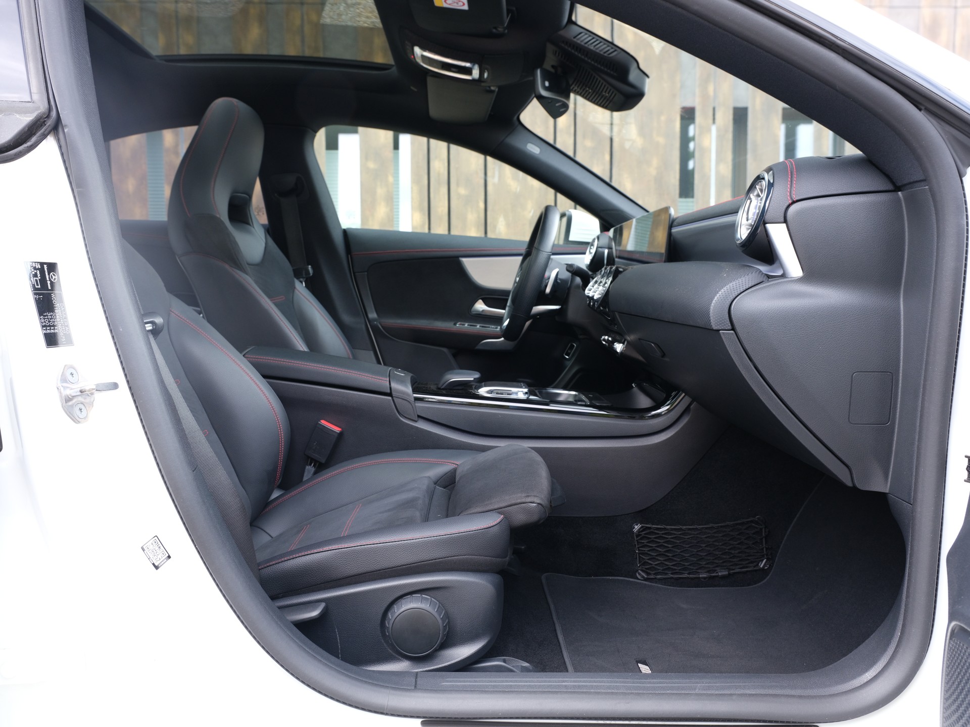 MERCEDES-BENZ CLA 250 AMG Line 7G-DCT-image-23
