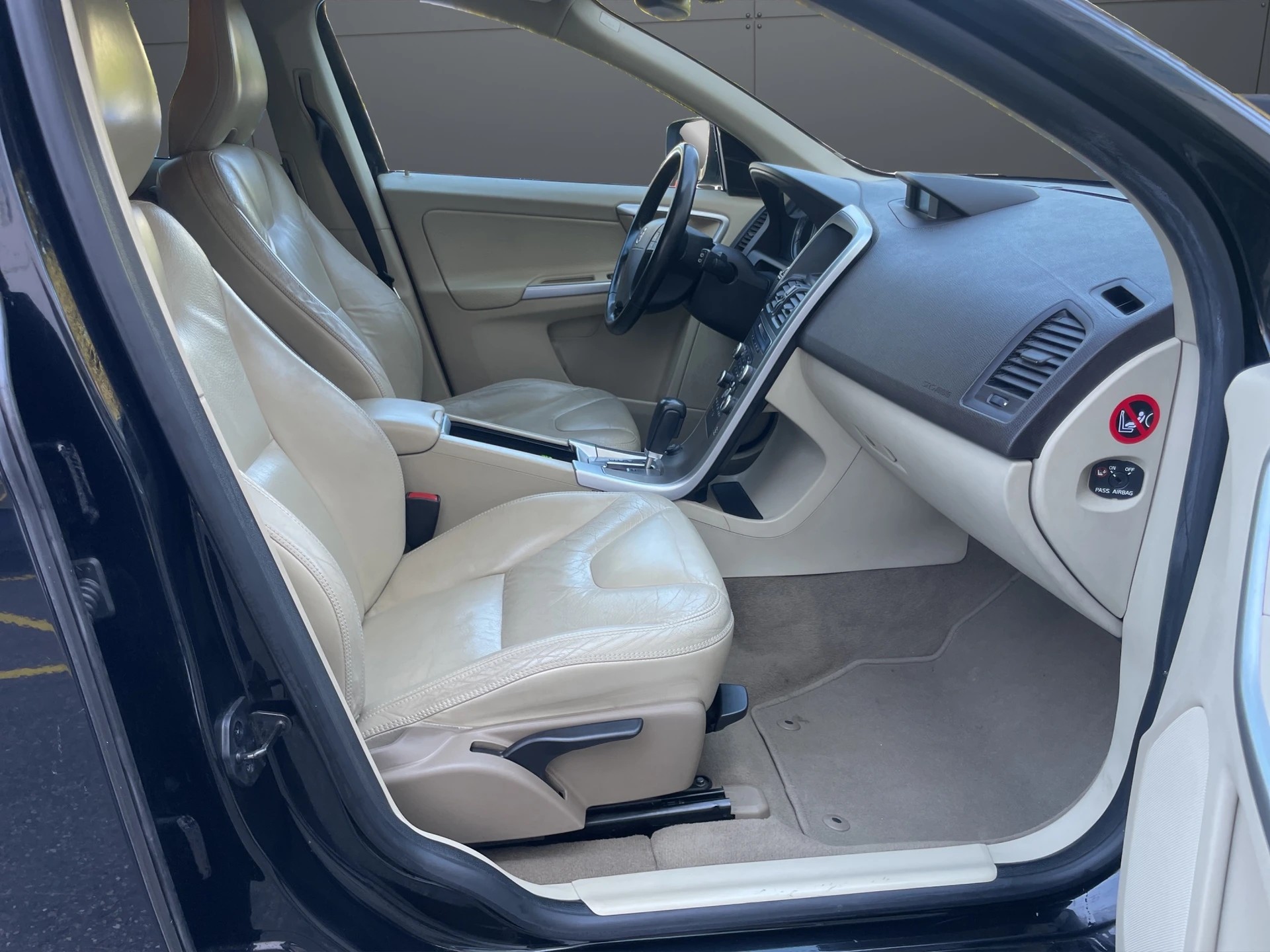 VOLVO XC60 D5 AWD Summum Geartronic-image-5
