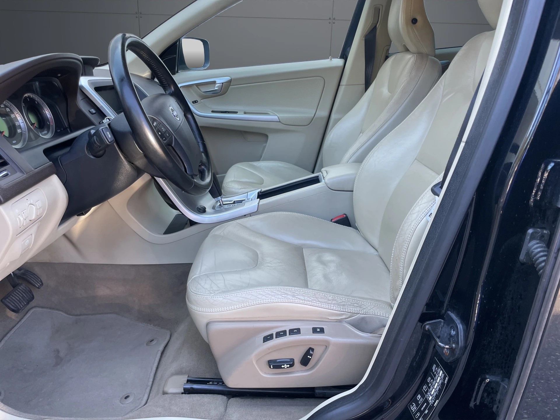 VOLVO XC60 D5 AWD Summum Geartronic-image-4