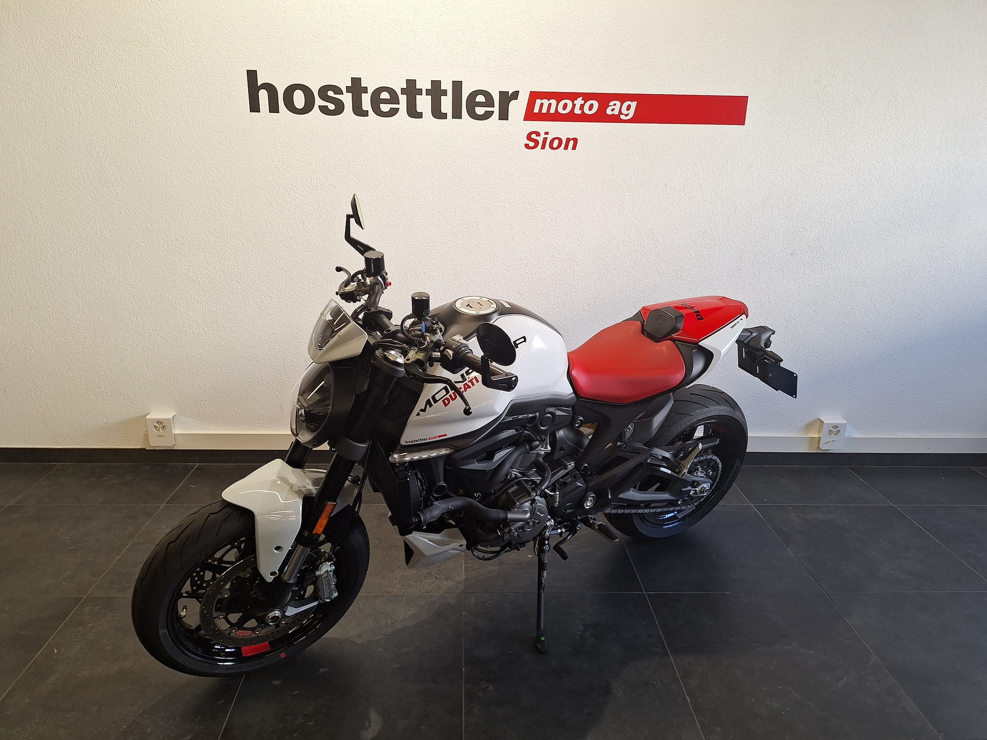 DUCATI Monster +-showroom-element-2