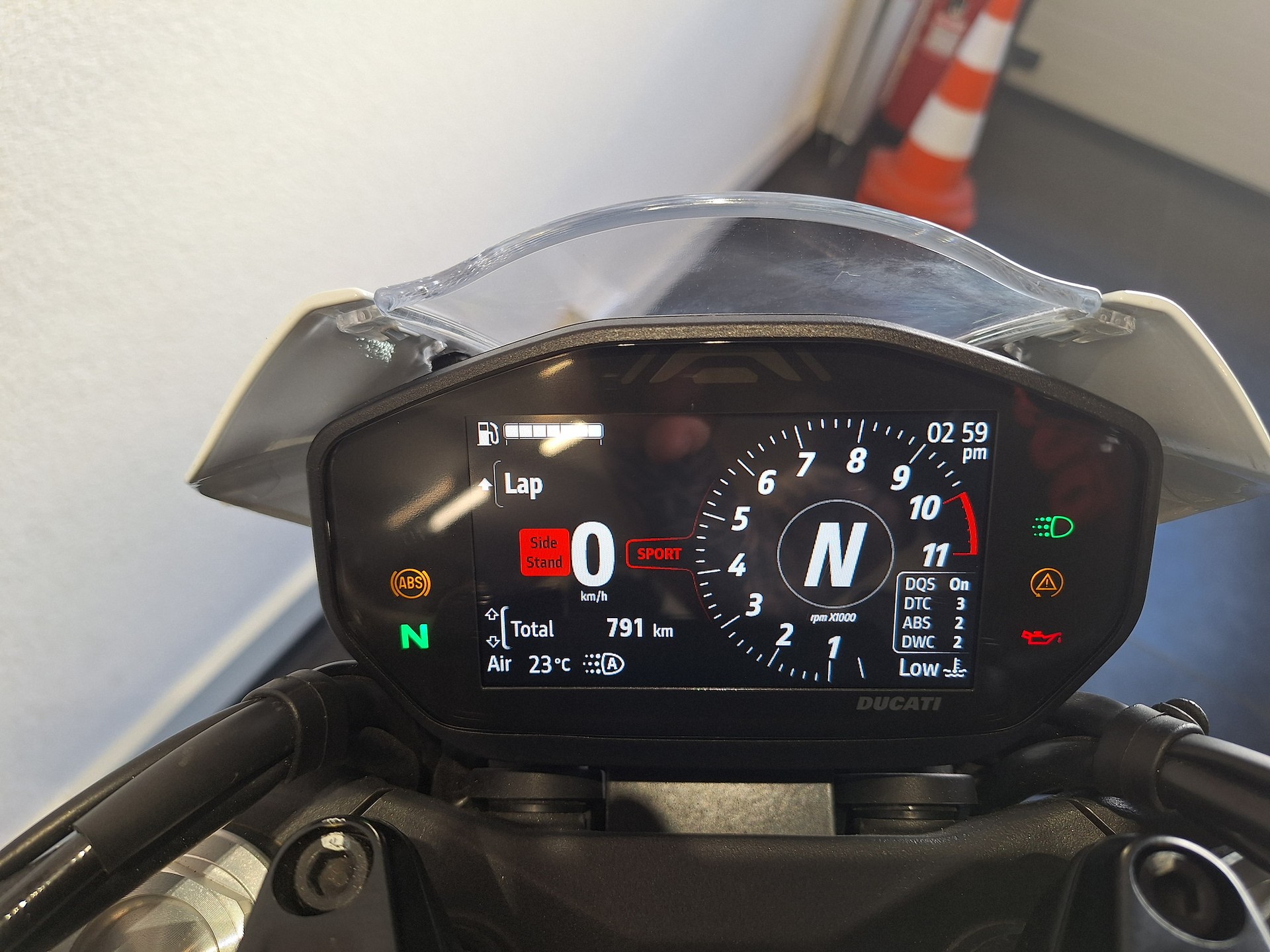 DUCATI Monster +-showroom-element-1