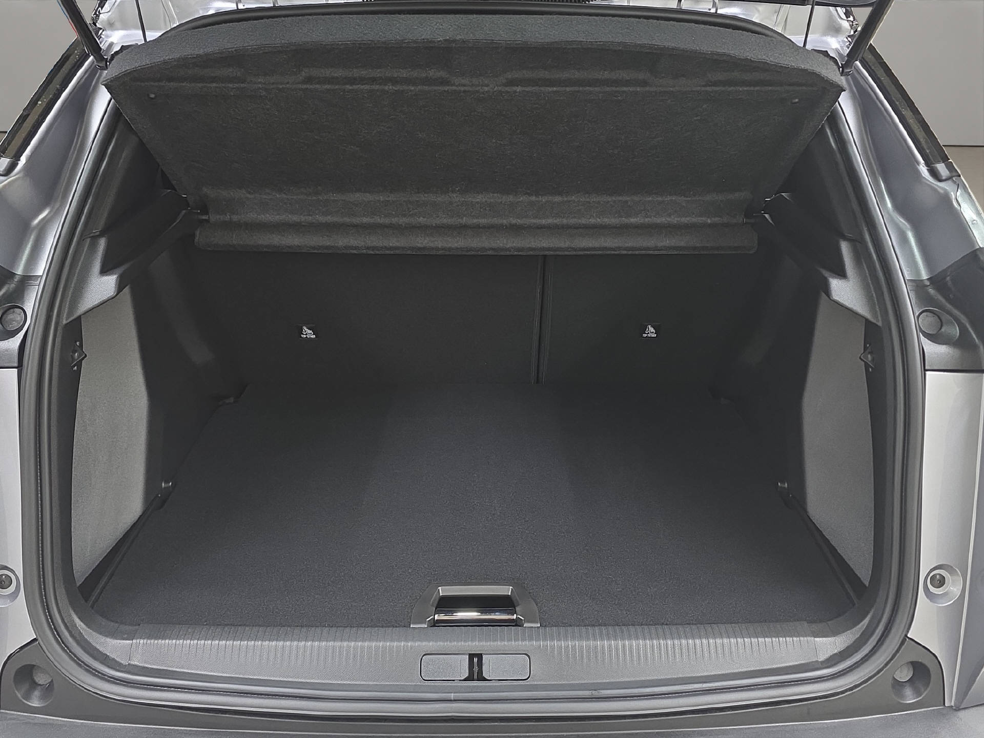PEUGEOT 2008 1.2 Hybrid 145 GT-image-10
