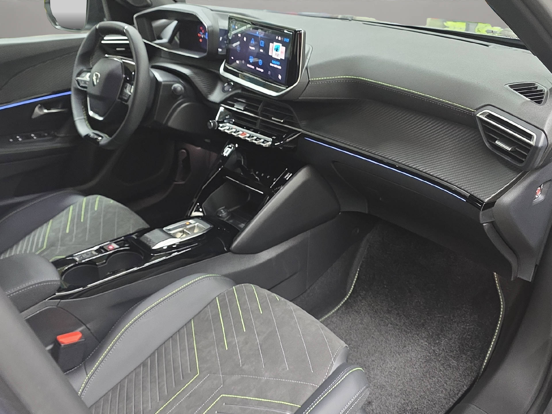 PEUGEOT 2008 1.2 Hybrid 145 GT-image-9
