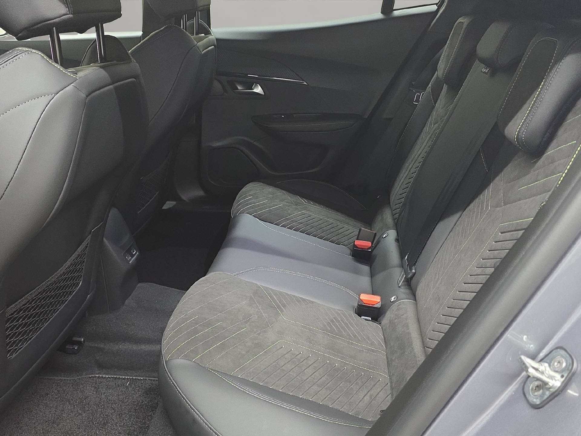 PEUGEOT 2008 1.2 Hybrid 145 GT-image-8