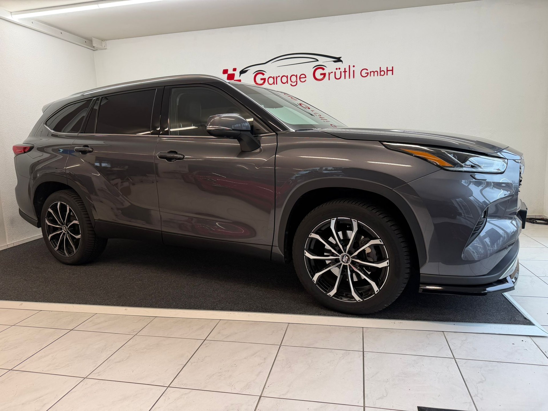TOYOTA Highlander 2.5 HSD Premium e-CVT-showroom-element-1