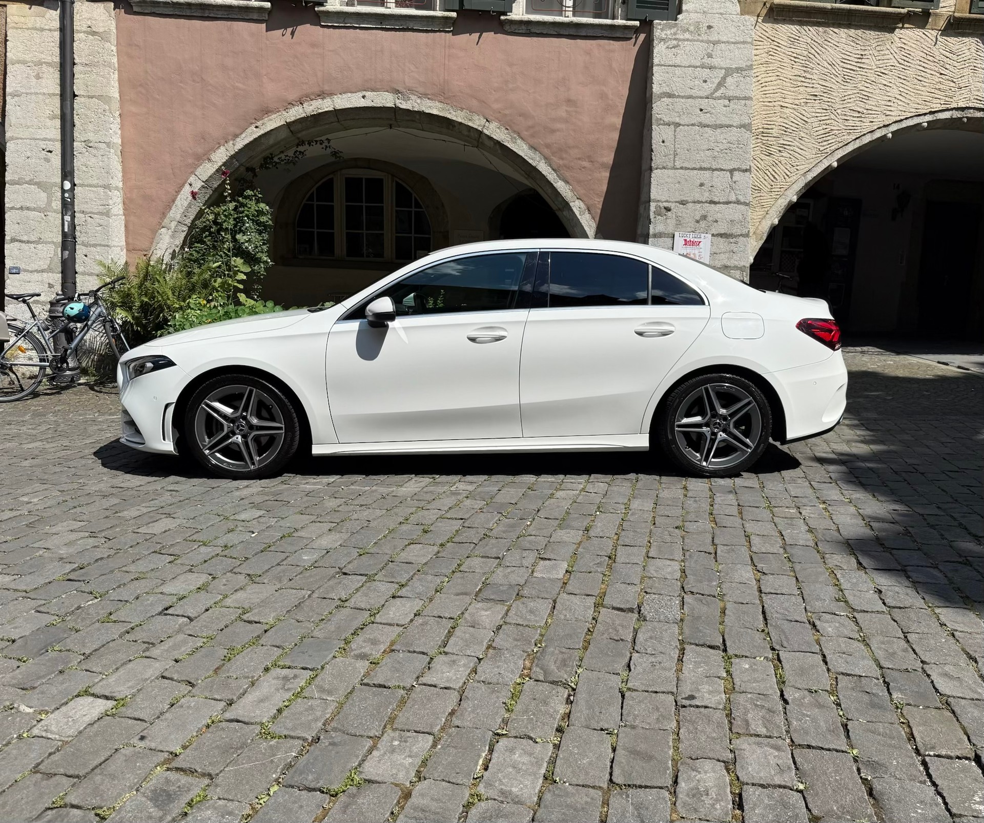 MERCEDES-BENZ A 200 AMG Line 7G-DCT-image-2