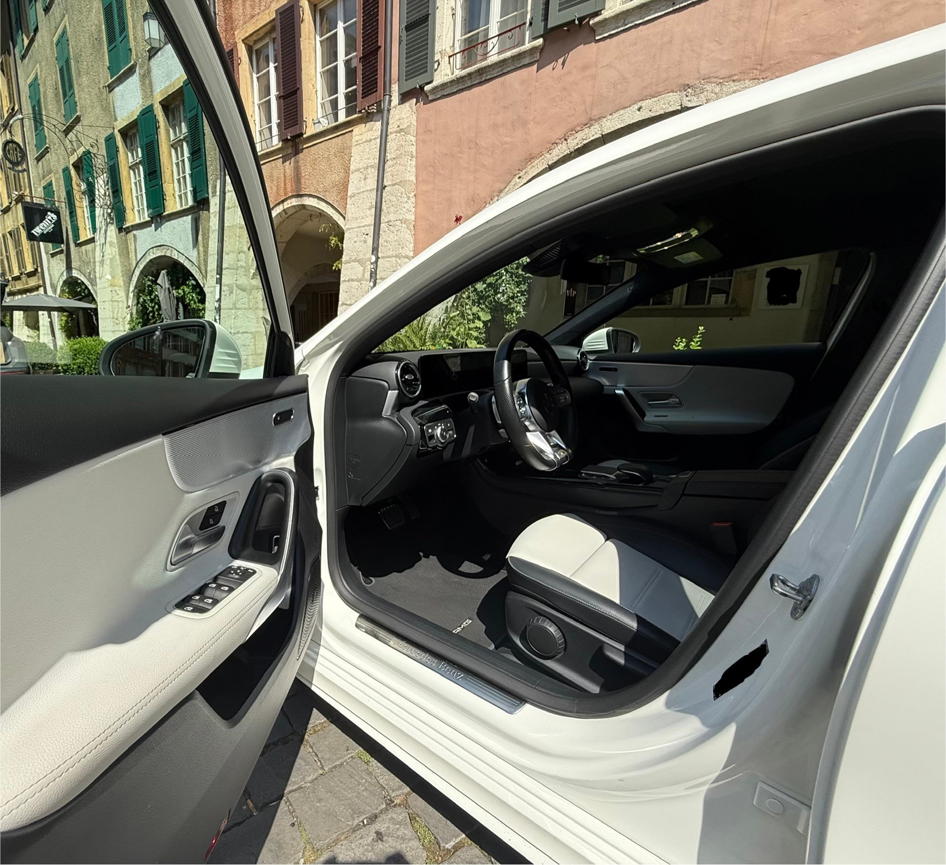 MERCEDES-BENZ A 200 AMG Line 7G-DCT-image-4