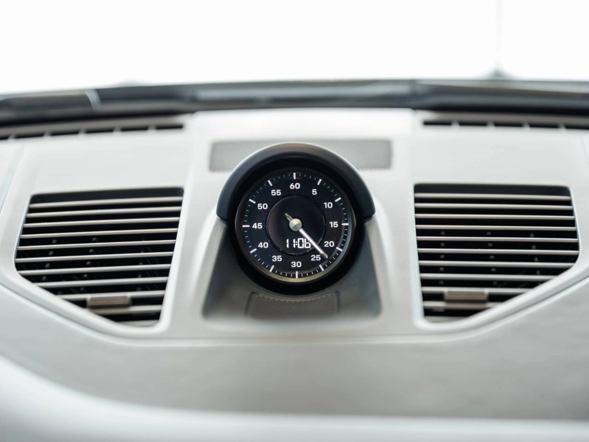 PORSCHE 911 Carrera-image-30