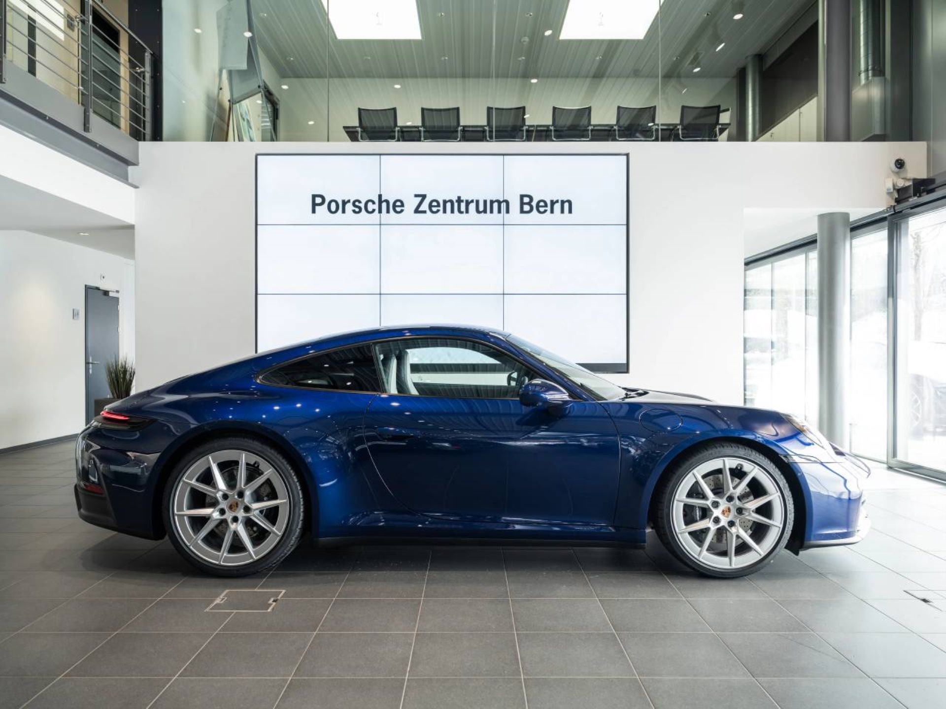 PORSCHE 911 Carrera-showroom-element-1