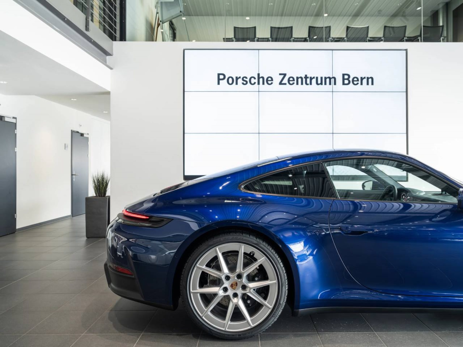 PORSCHE 911 Carrera-image-10
