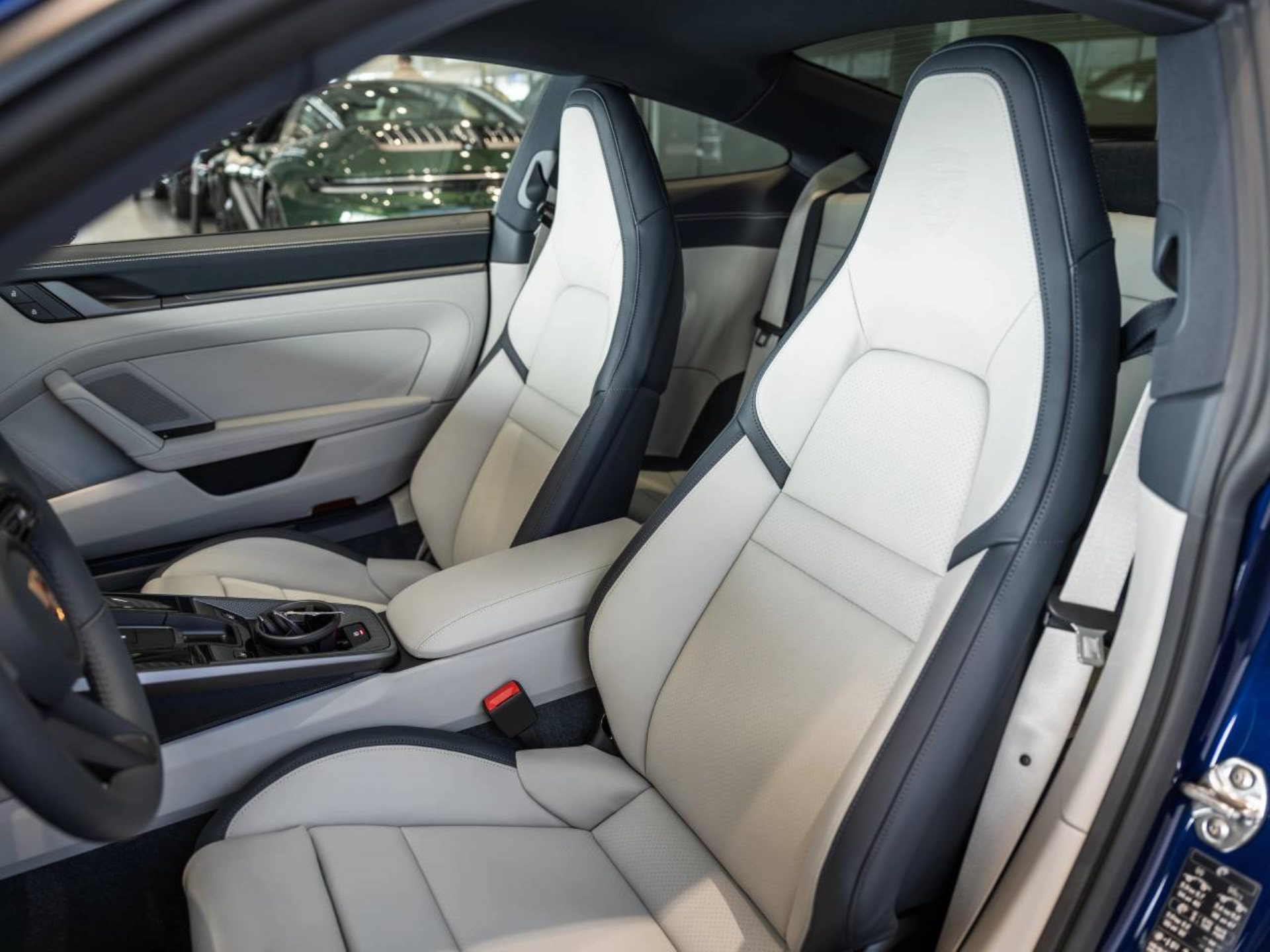 PORSCHE 911 Carrera-image-4