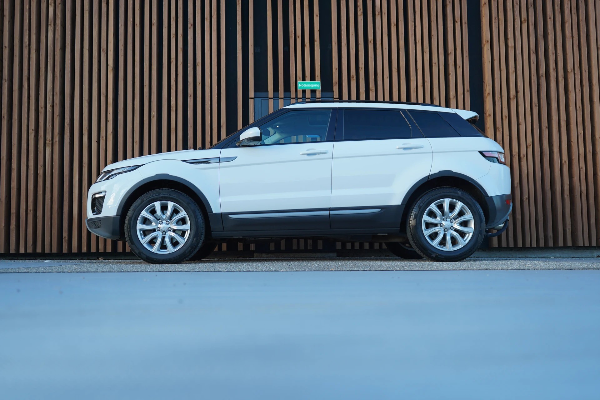 LAND ROVER RANGE ROVER EVOQUE 2.0 TD4 PURE AT9 l 180 PS-image-1