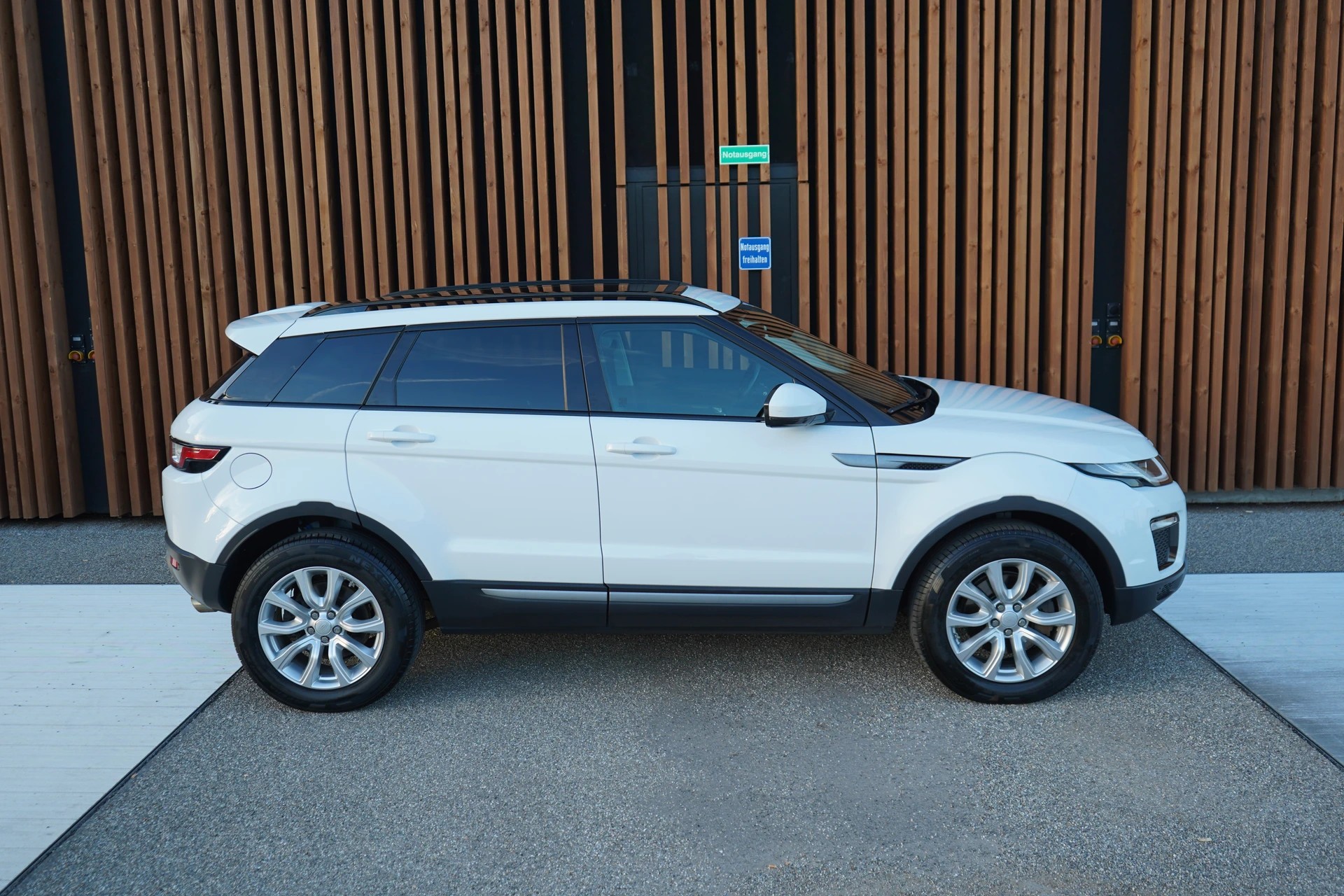 LAND ROVER RANGE ROVER EVOQUE 2.0 TD4 PURE AT9 l 180 PS-image-4