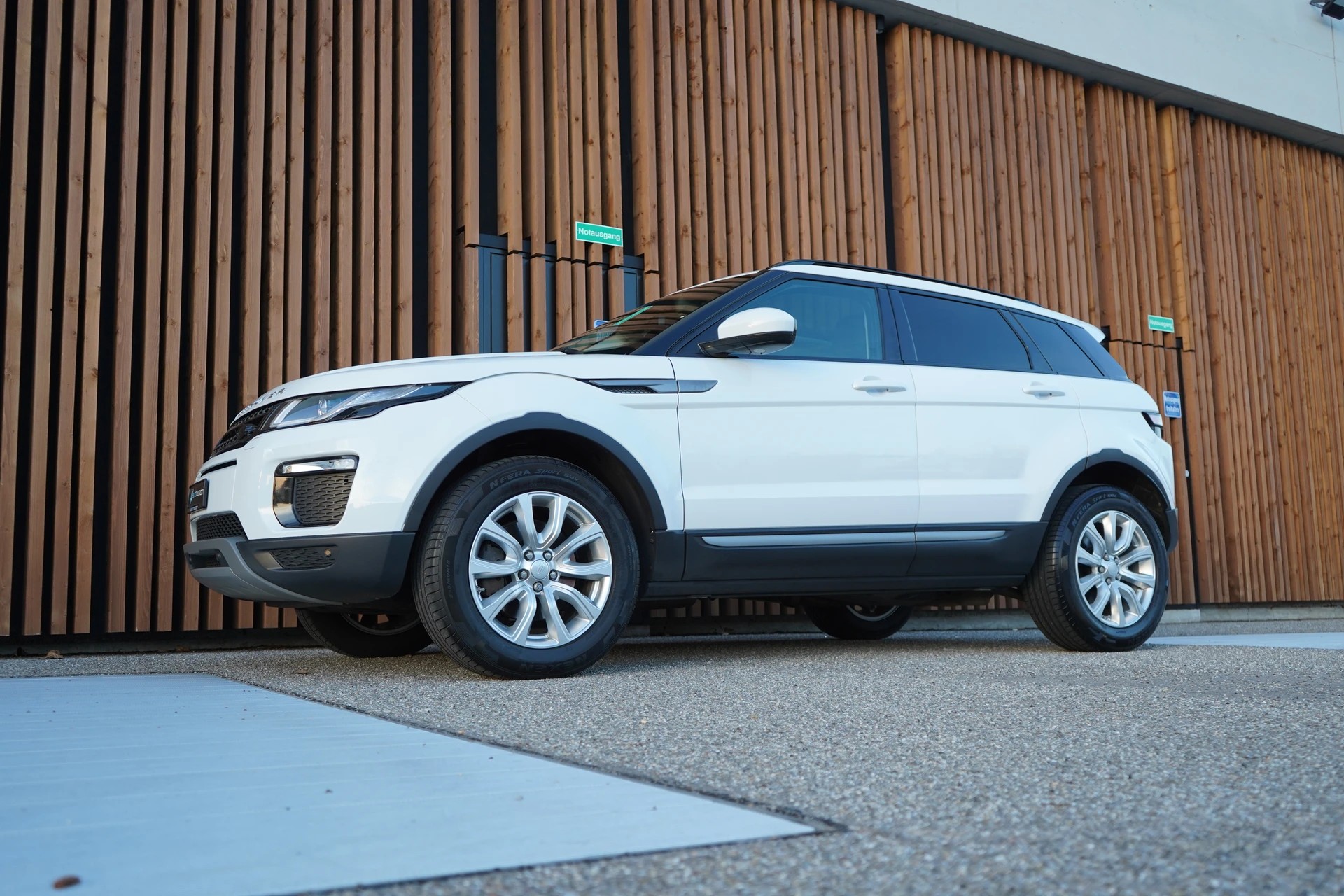 LAND ROVER RANGE ROVER EVOQUE 2.0 TD4 PURE AT9 l 180 PS-image-9