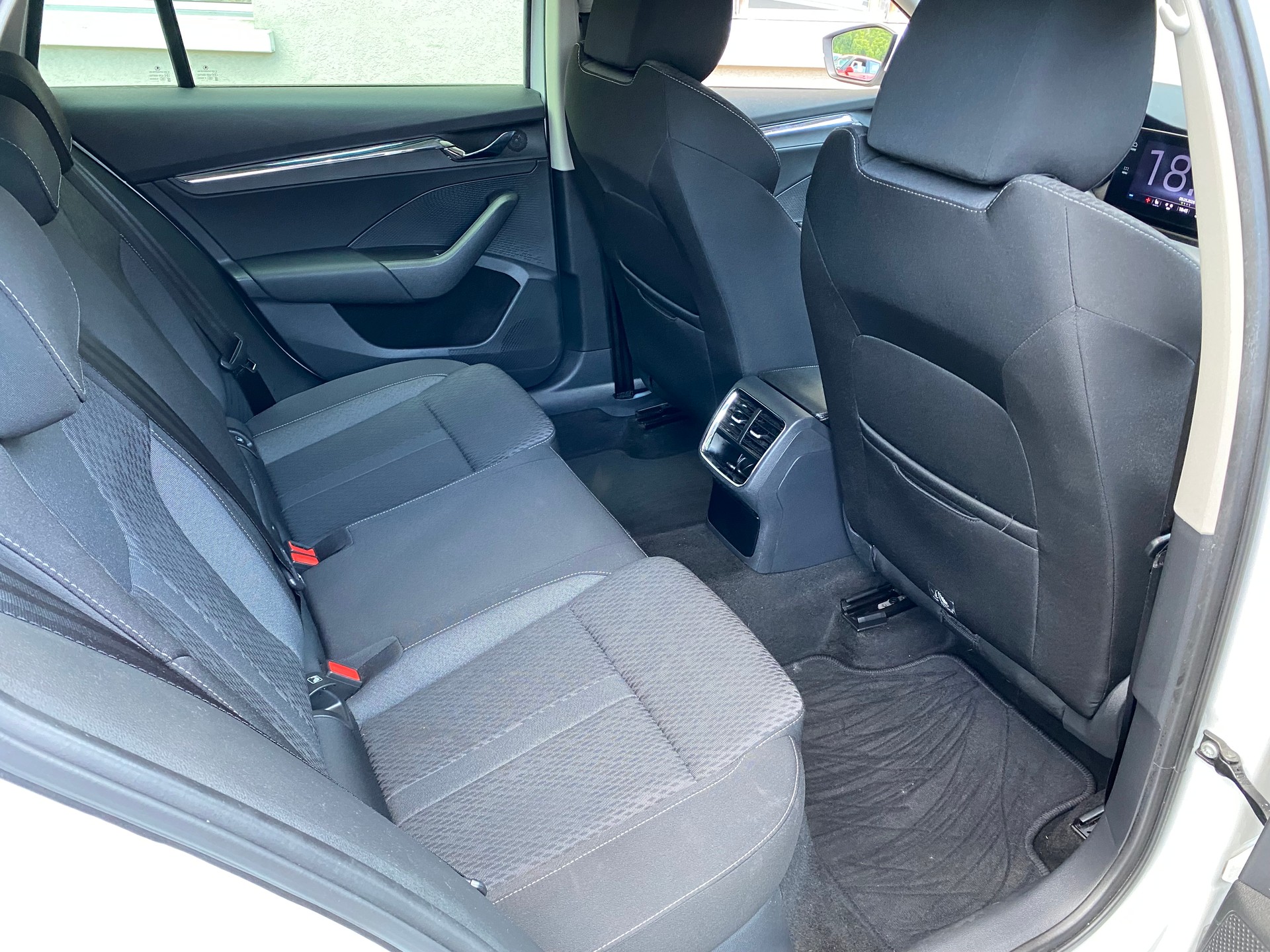SKODA Octavia Combi 2.0 TDI DSG Style 4x4-image-8