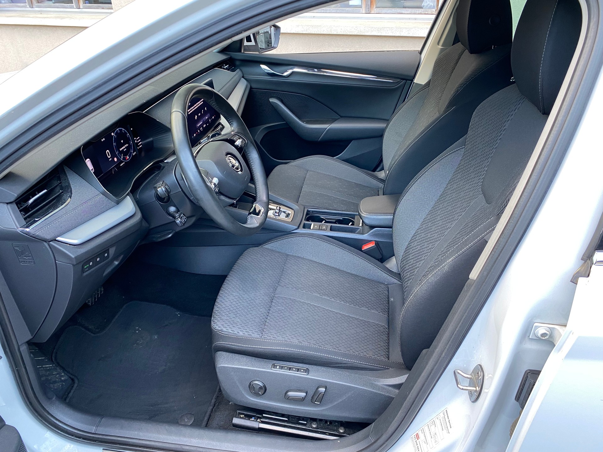SKODA Octavia Combi 2.0 TDI DSG Style 4x4-image-2
