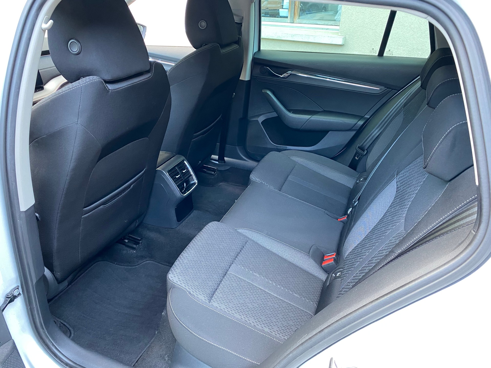 SKODA Octavia Combi 2.0 TDI DSG Style 4x4-image-7
