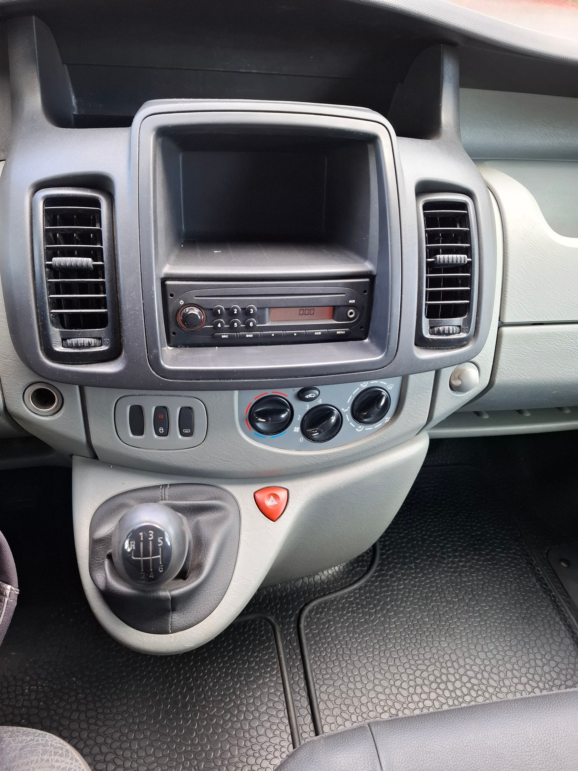 RENAULT Trafic 2.0 dCi 90 2.7t L1H1-image-11