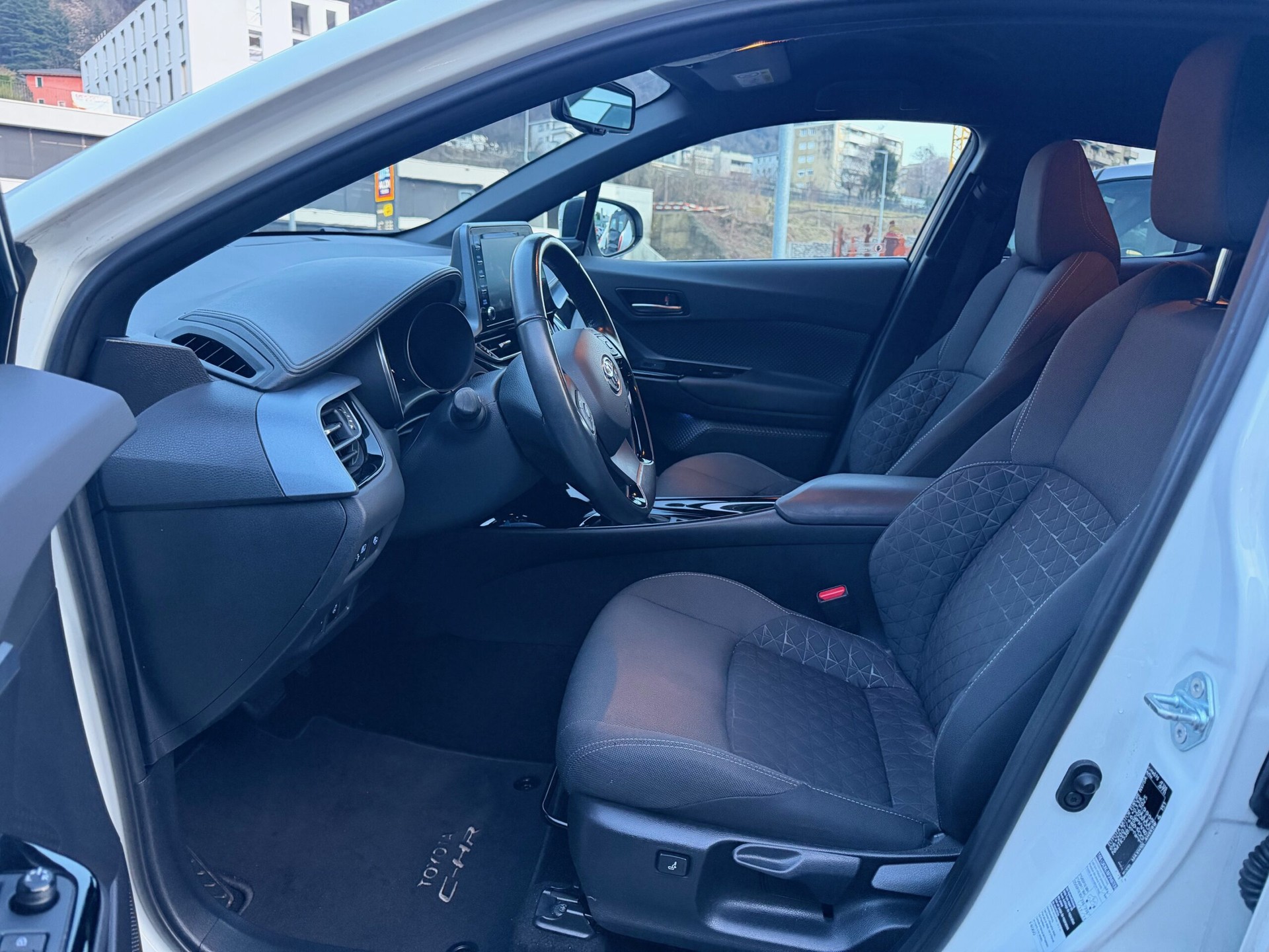 TOYOTA C-HR 2.0 HSD CVT Trend-image-7