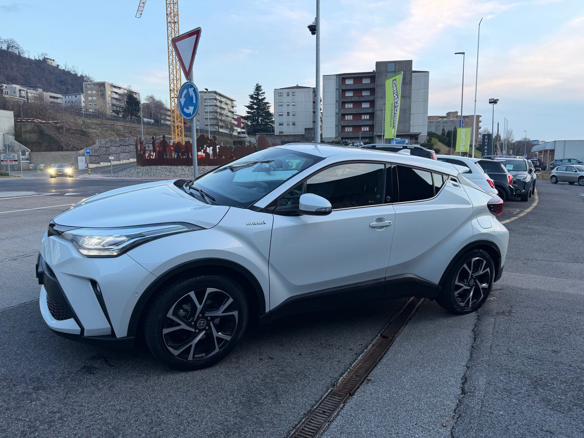 TOYOTA C-HR 2.0 HSD CVT Trend-image-4
