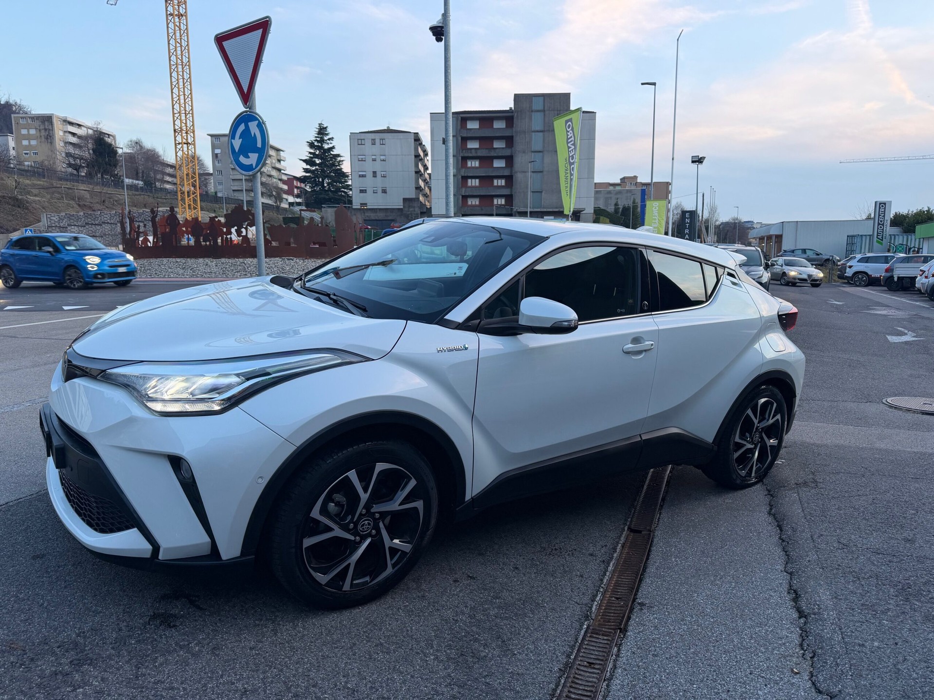 TOYOTA C-HR 2.0 HSD CVT Trend-image-3