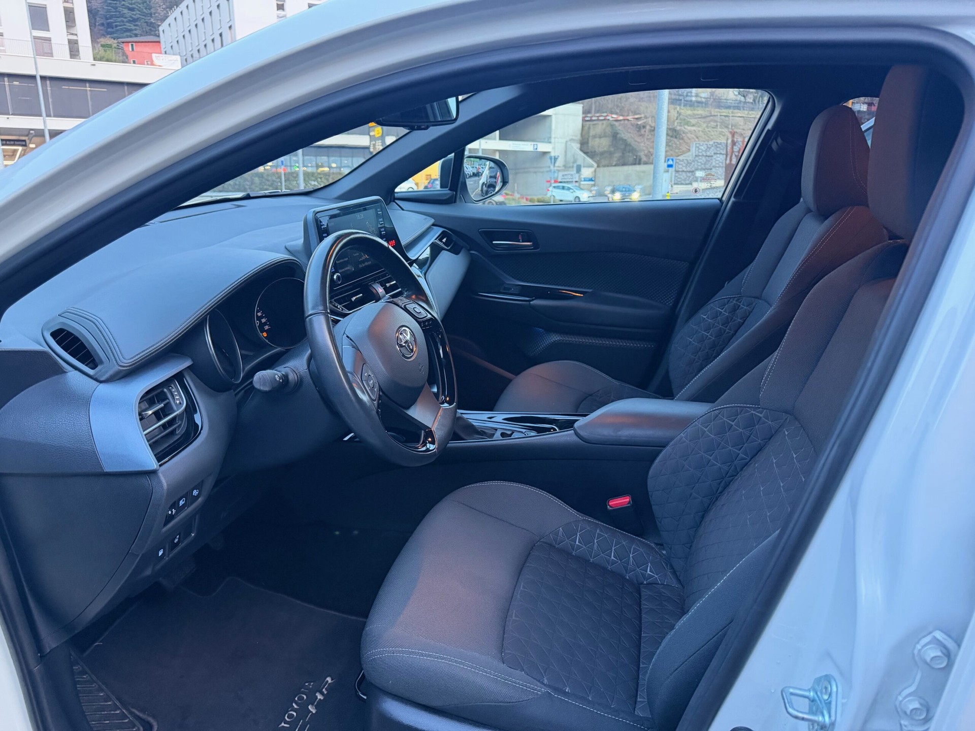 TOYOTA C-HR 2.0 HSD CVT Trend-image-8