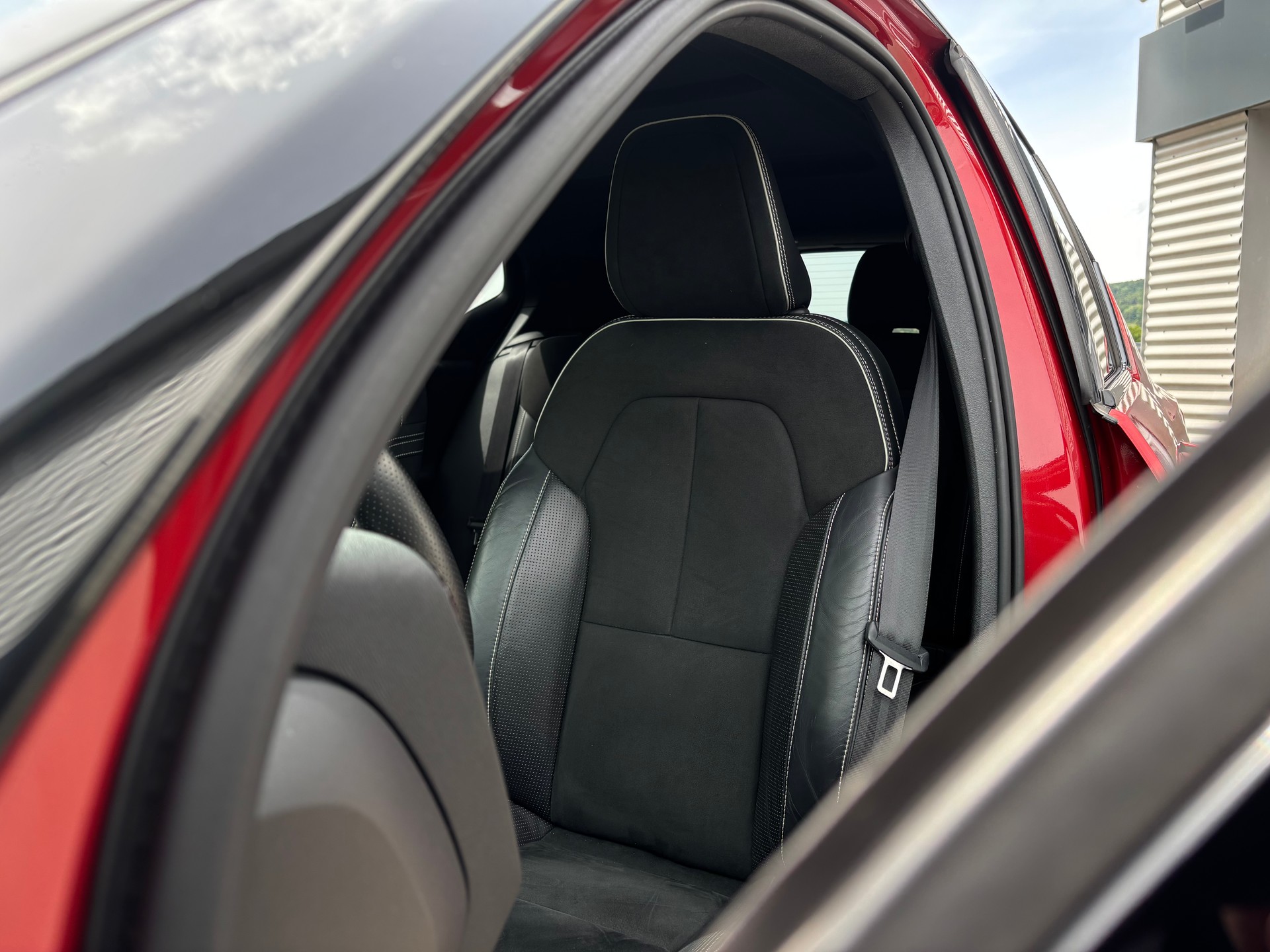 VOLVO XC40 2.0 T5 R-Design AWD-image-4