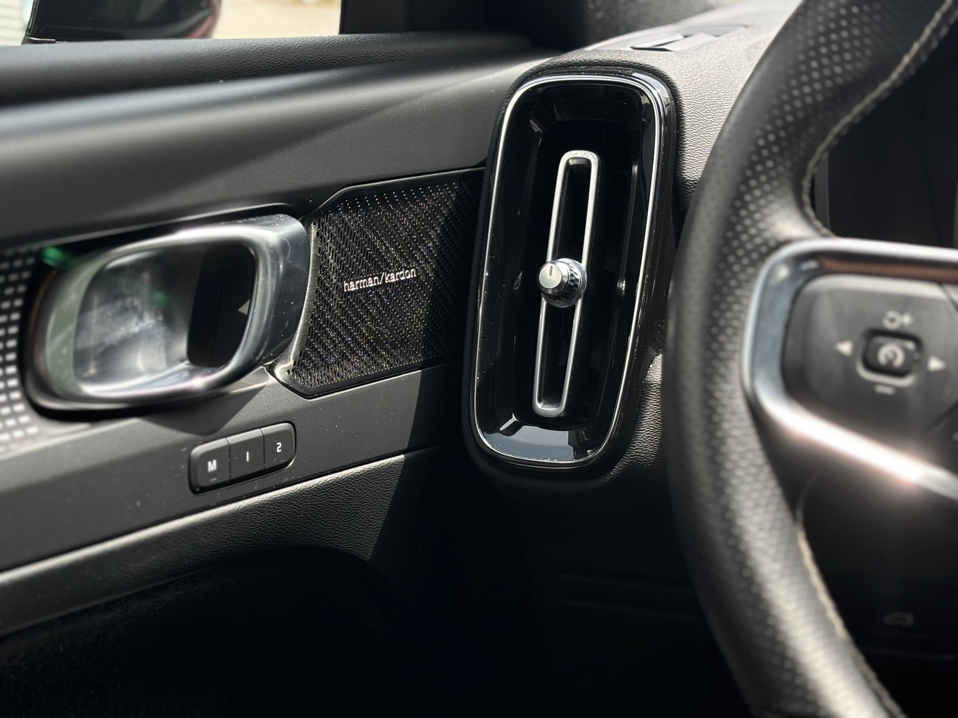 VOLVO XC40 2.0 T5 R-Design AWD-image-17