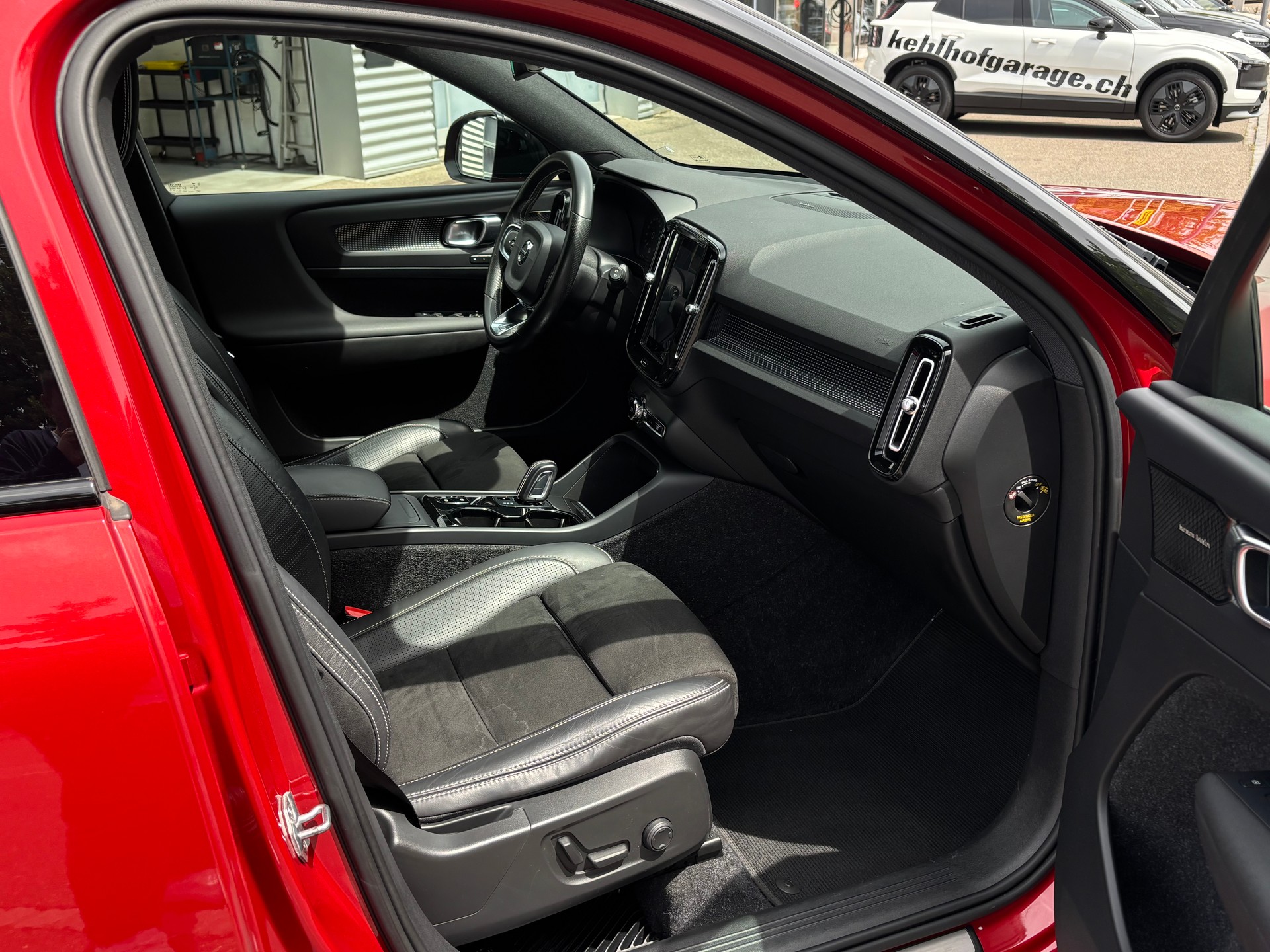VOLVO XC40 2.0 T5 R-Design AWD-image-7