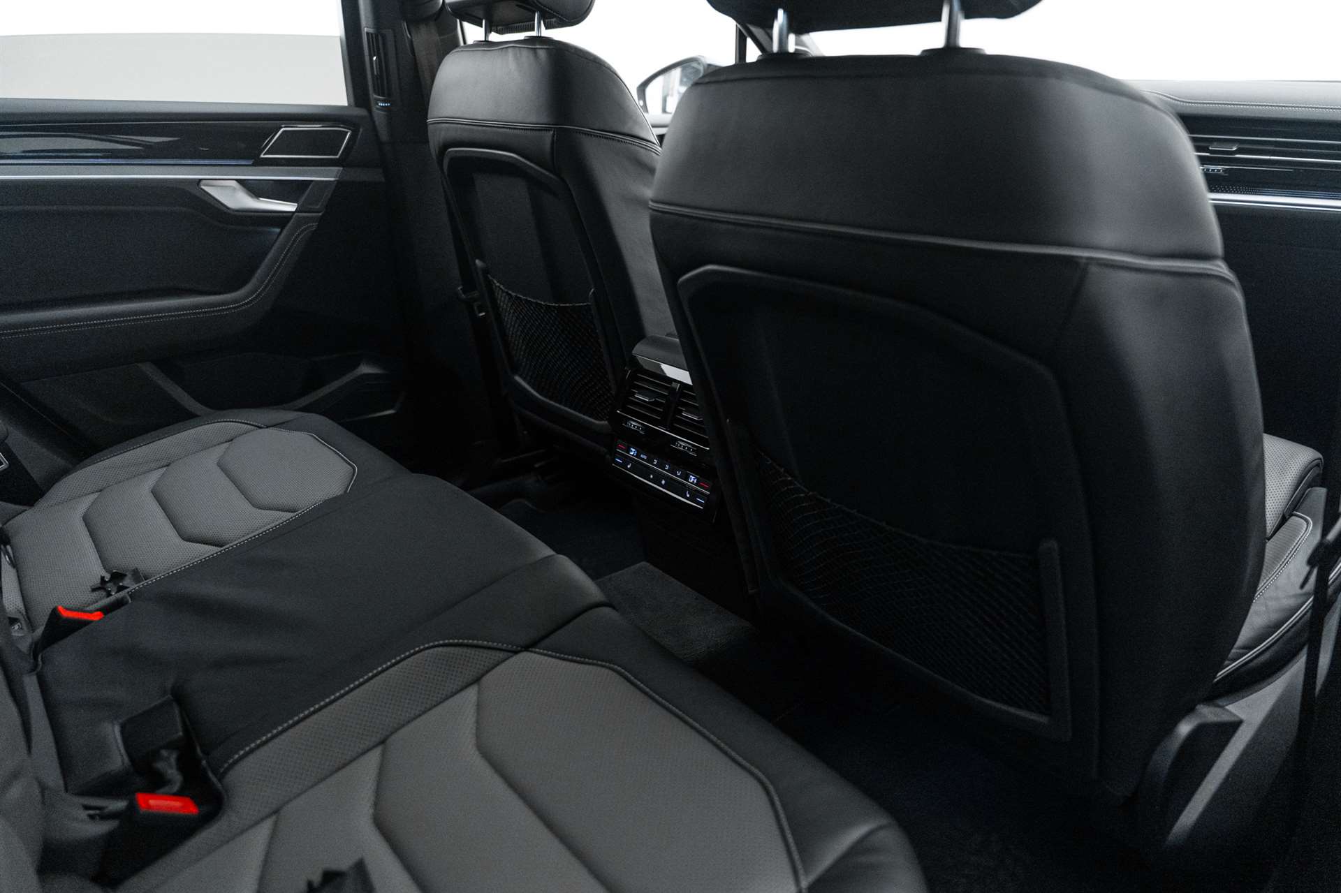 VW Touareg 3.0 TDI R-Line Tiptronic Black-Line-image-16