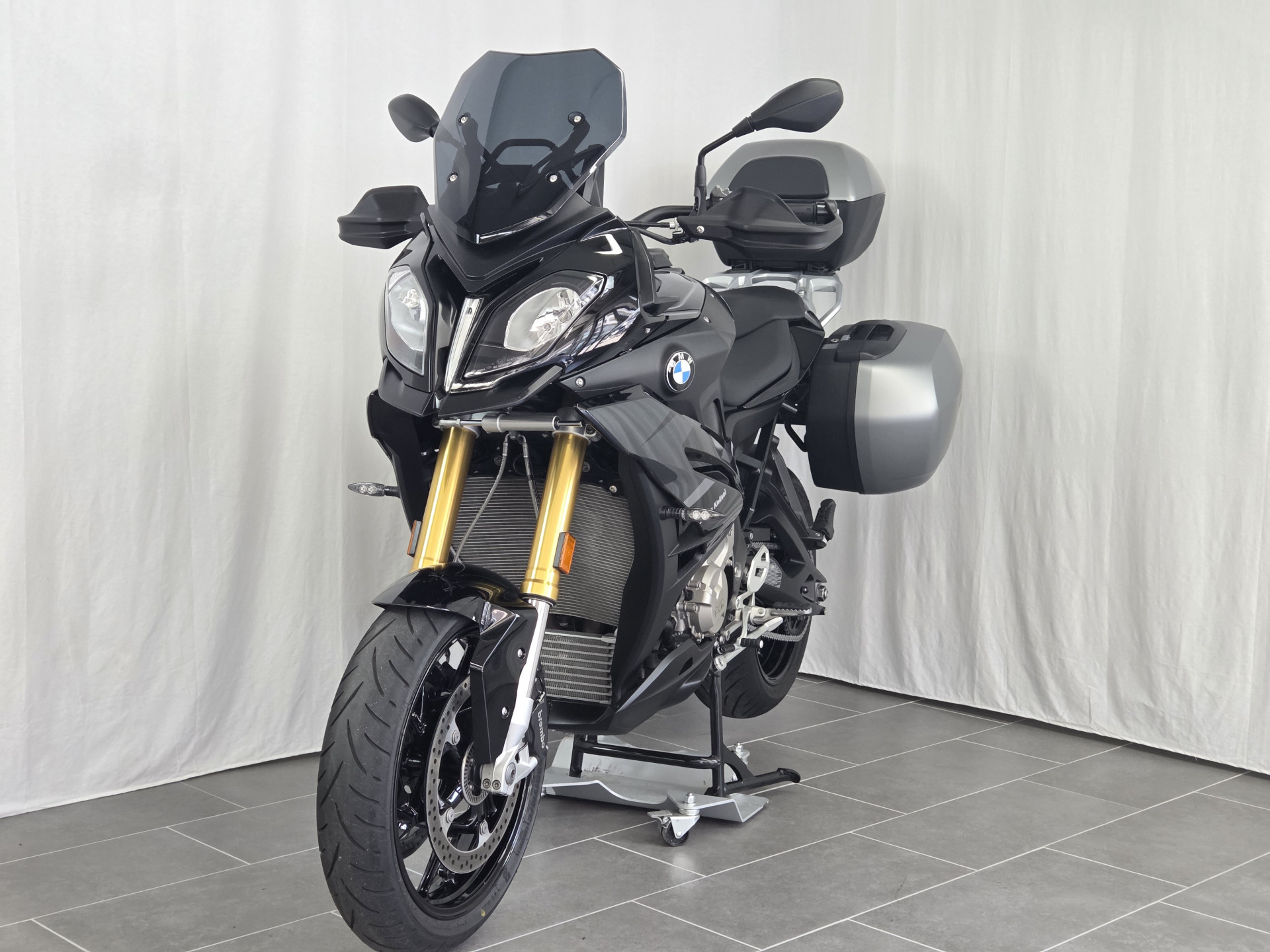 BMW S 1000 XR Triple Black-showroom-element-2