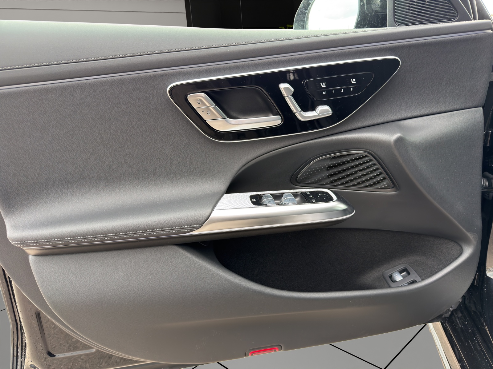 MERCEDES-BENZ E 300 e 4Matic EQ Hybrid 9G-Tronic-image-12