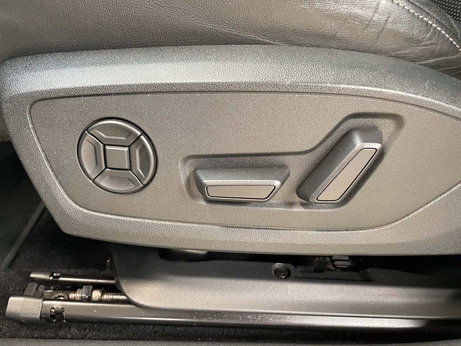 AUDI Q4 e-tron 45 quattro-image-14