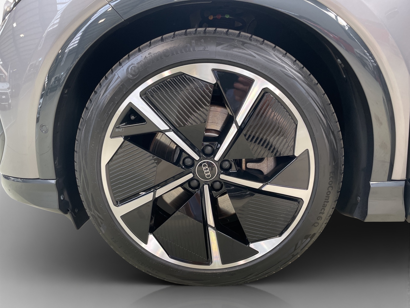 AUDI Q4 e-tron 45 quattro-image-13