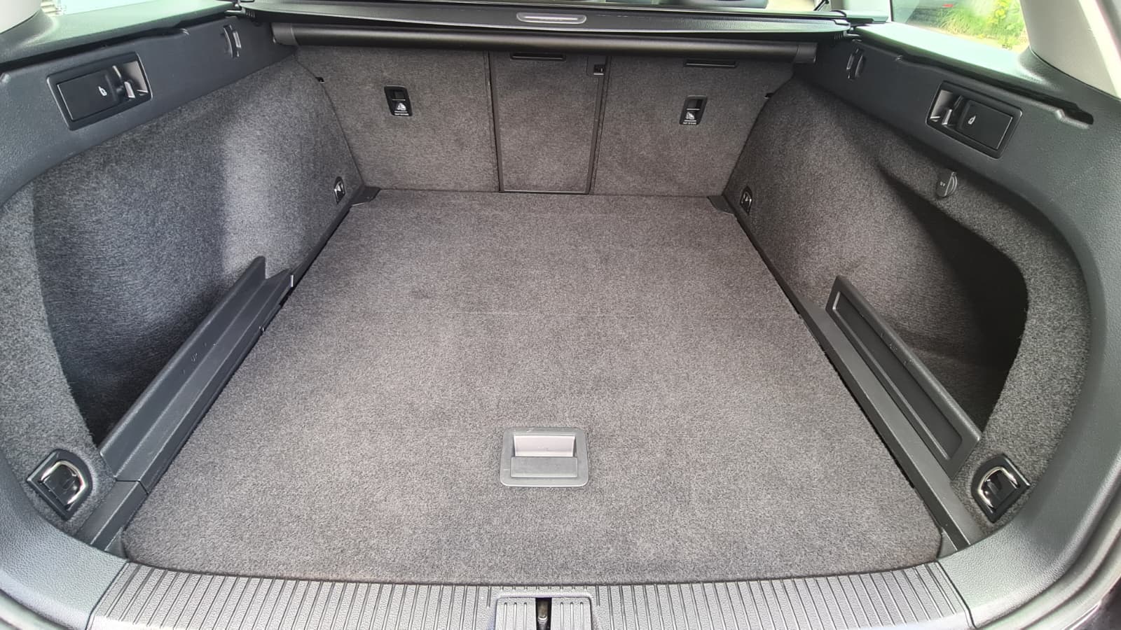 VW Passat 2.0 TDI BMT Elegance 4Motion DSG ** Alcantara-Leder ** Gr-Navi ** RF-Kamera ** Abstandsregelsysteme ** Sitzheizung **-image-9