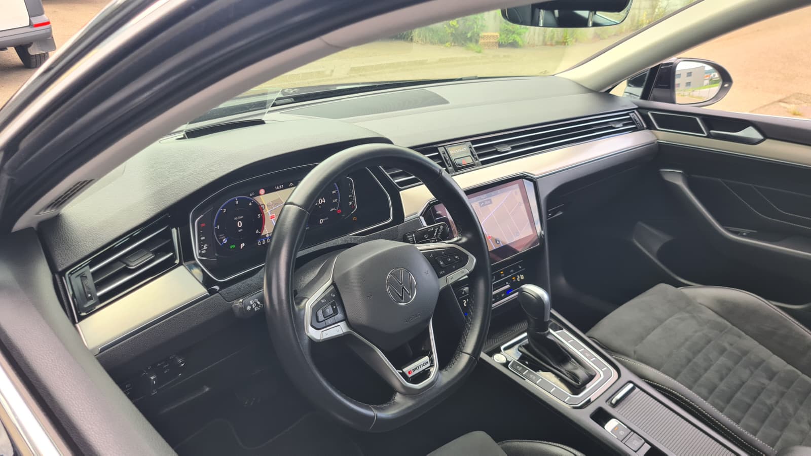 VW Passat 2.0 TDI BMT Elegance 4Motion DSG ** Alcantara-Leder ** Gr-Navi ** RF-Kamera ** Abstandsregelsysteme ** Sitzheizung **-image-16