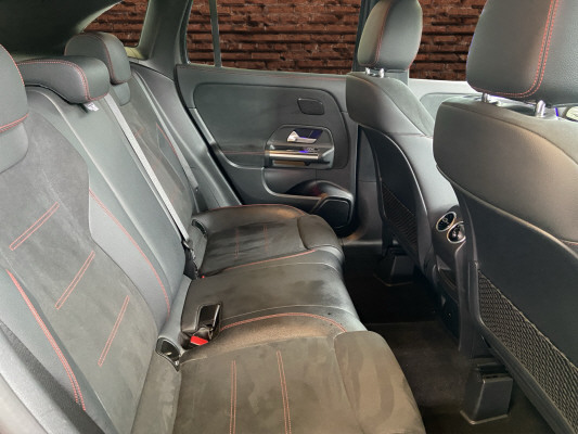 MERCEDES-BENZ GLA 200 AMG Line-image-11
