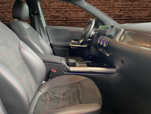 MERCEDES-BENZ GLA 200 AMG Line-image-10