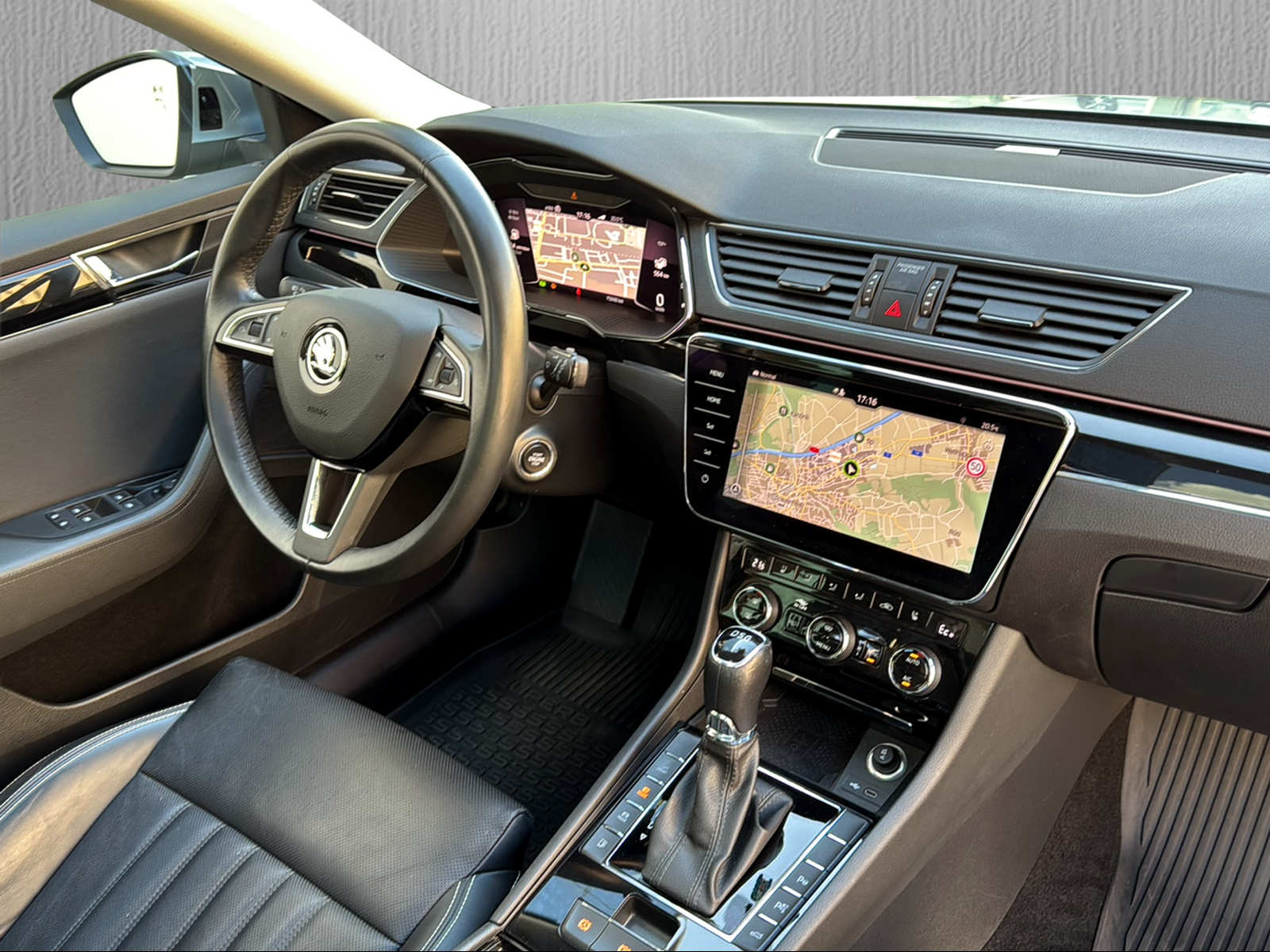 SKODA Superb 1.4 TSI L&K PHEV DSG*Anhängerkupplung*Panoramadach*-image-11