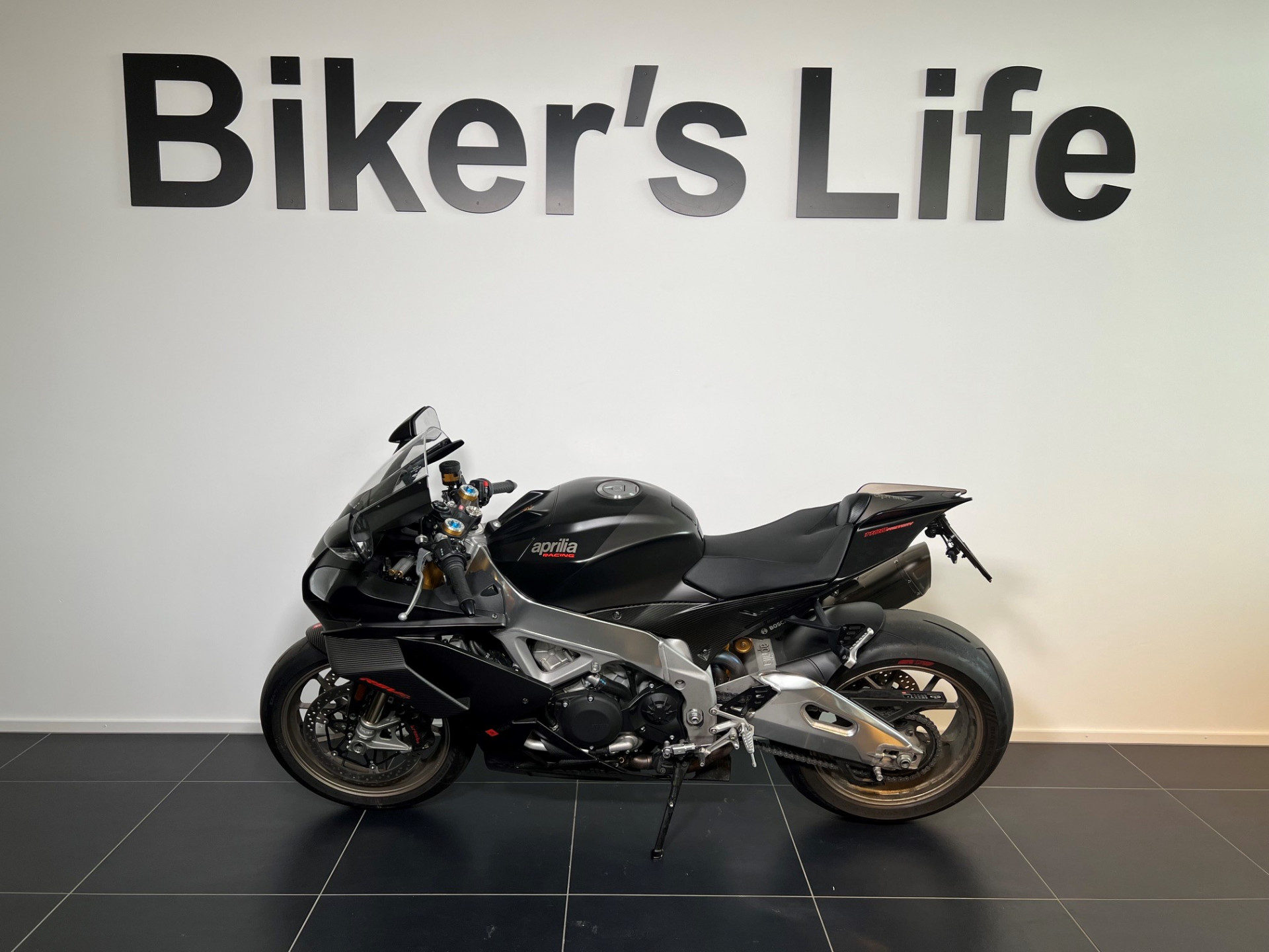 APRILIA RSV4 1100 RF-showroom-element-1