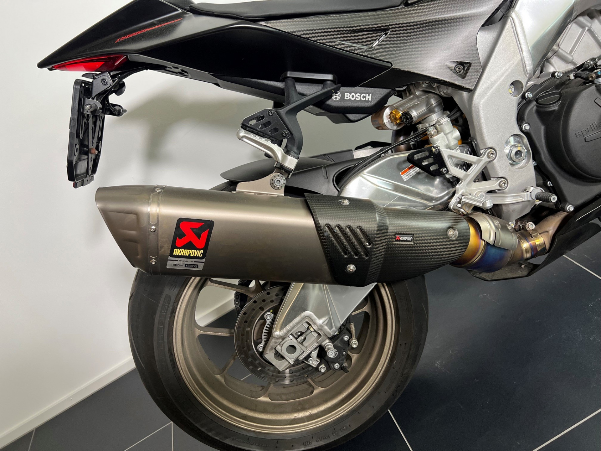 APRILIA RSV4 1100 RF-showroom-element-3